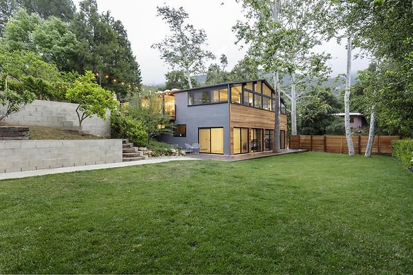 UNI A513-CALABASAS 18