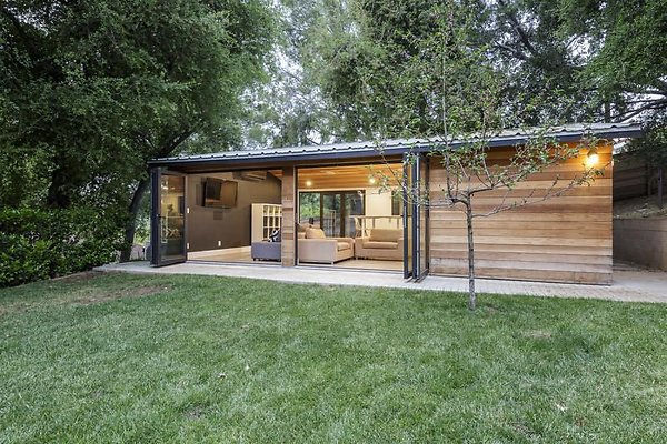 UNI A513-CALABASAS 23