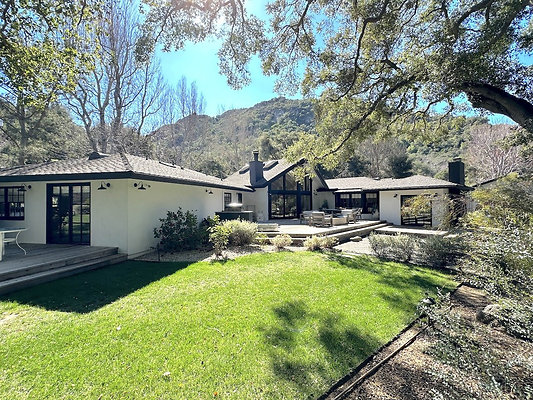 UNI CW454-CALABASAS 33