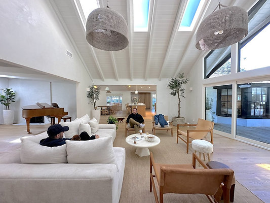 UNI CW454-CALABASAS 14