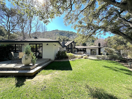 UNI CW454-CALABASAS 32