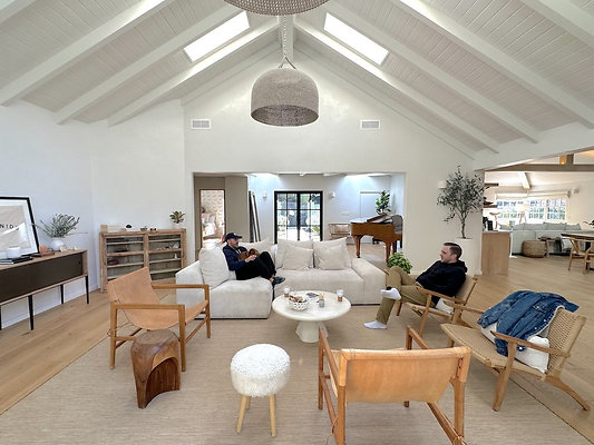 UNI CW454-CALABASAS 12