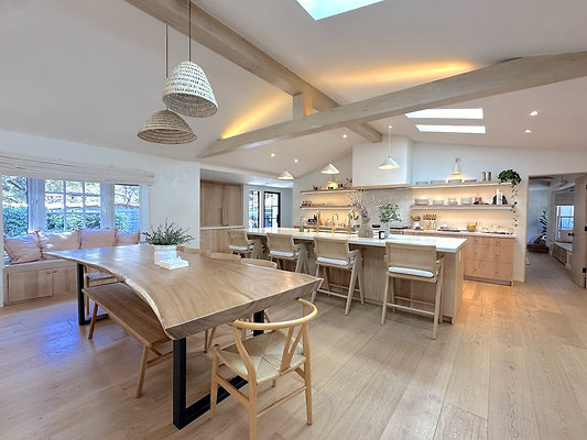 UNI CW454-CALABASAS 16