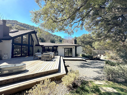 UNI CW454-CALABASAS 34