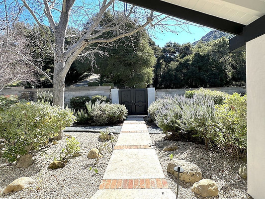 UNI CW454-CALABASAS 04