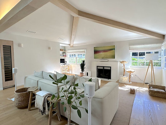 UNI CW454-CALABASAS 25