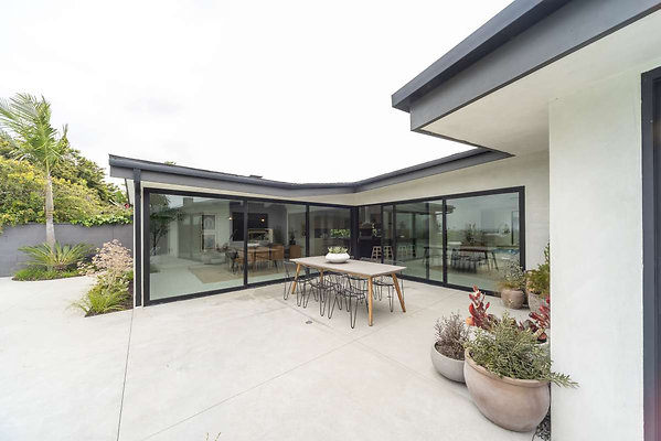 CAST Los Angeles 13738 23