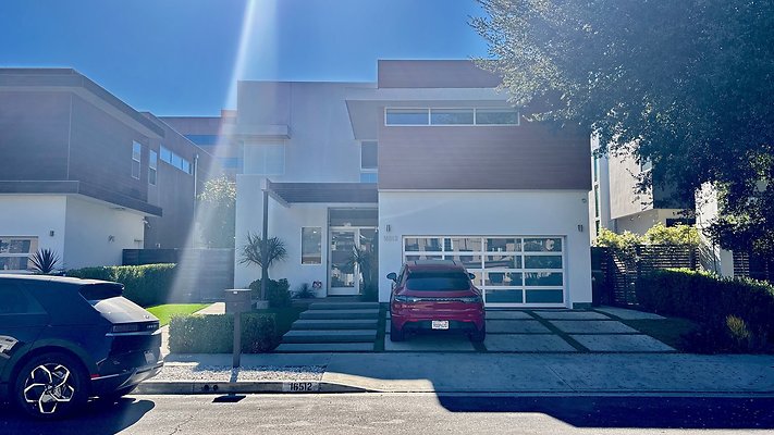 16502 Moorpark St - Encino